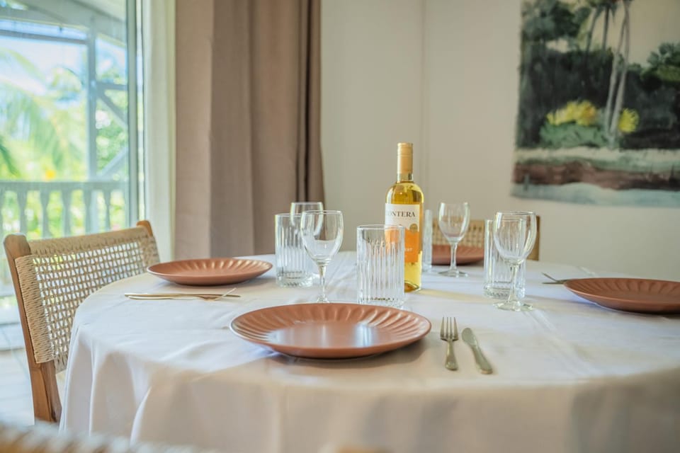Dining area, Food, Drinks