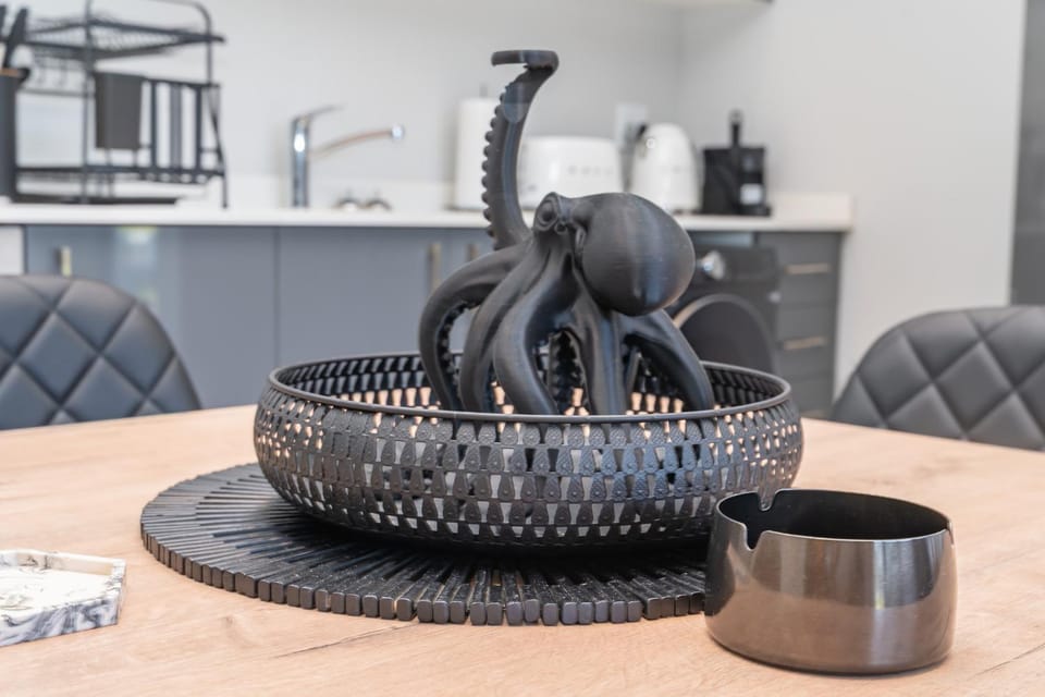 Kitchen or kitchenette, Decorative detail, Dining area