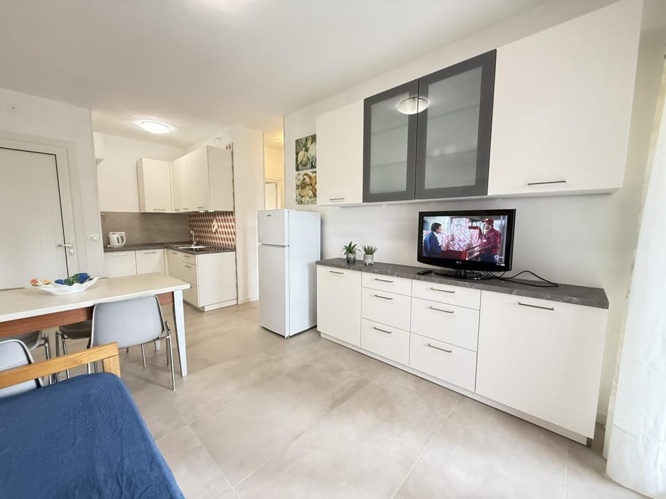 TV and multimedia, Kitchen or kitchenette, Dining area, stove