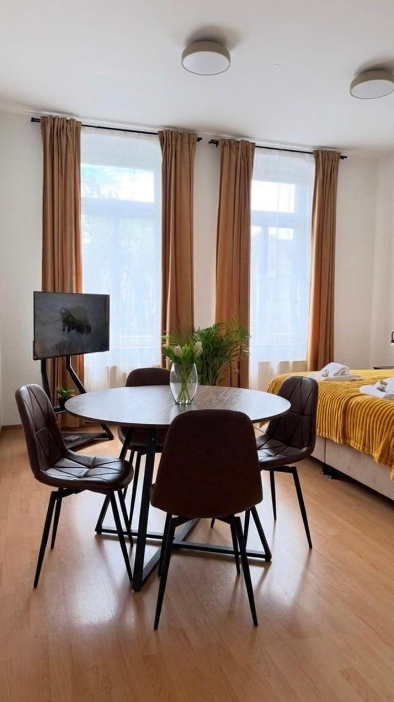 TV and multimedia, Photo of the whole room, Seating area, Dining area, Bedroom