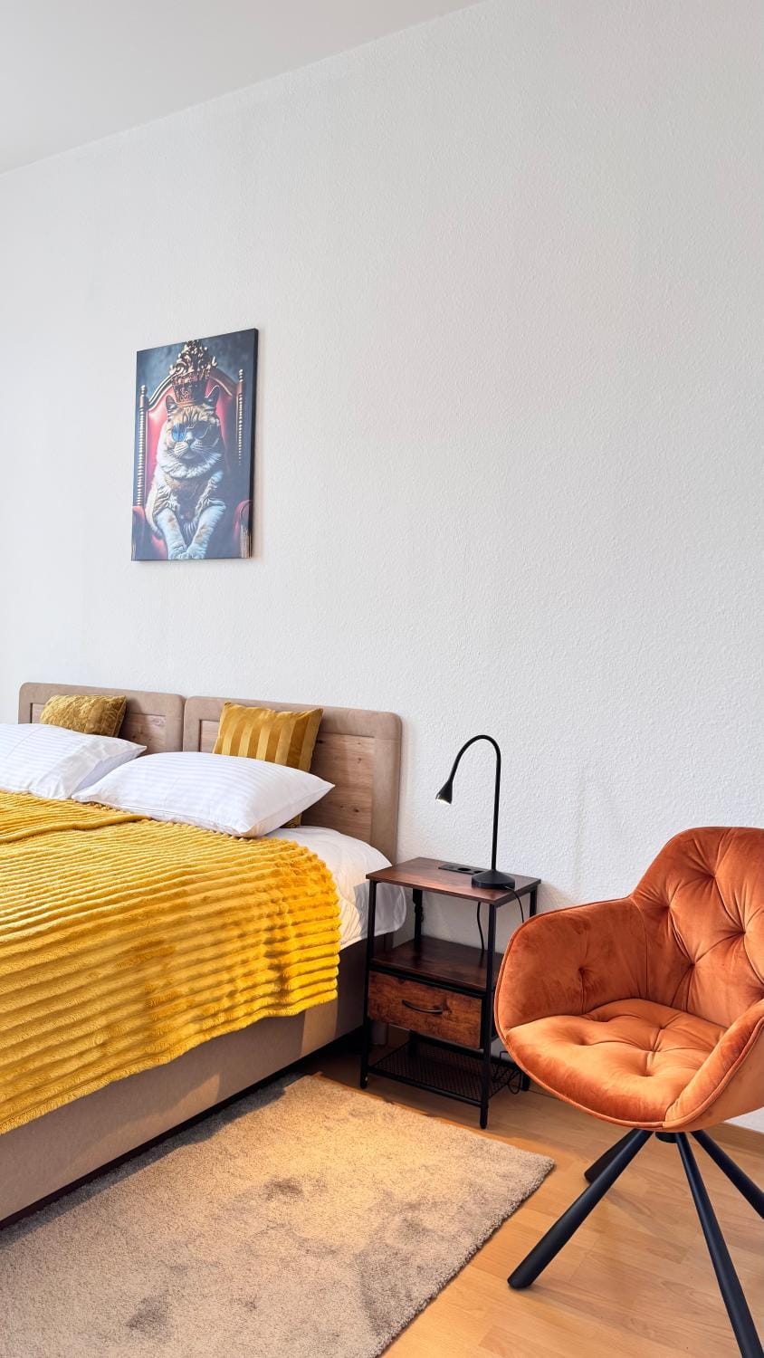 Bed, Photo of the whole room, Seating area, Bedroom