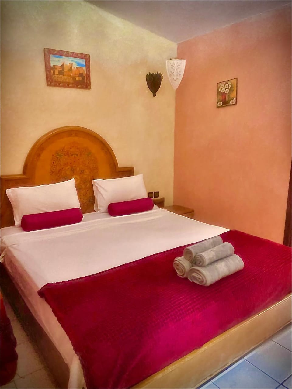 Bed, TV and multimedia, Living room, Photo of the whole room, Seating area, Bedroom, air conditioner