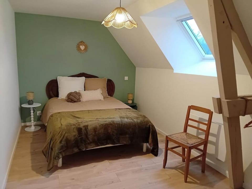 Photo of the whole room, Bedroom