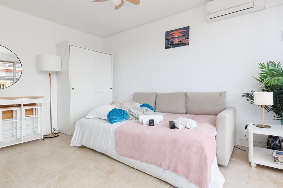 Photo of the whole room, Bedroom, air conditioner