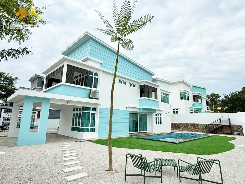 Property building, Patio, Day, Garden, Garden view, Pool view, Swimming pool, sunbed