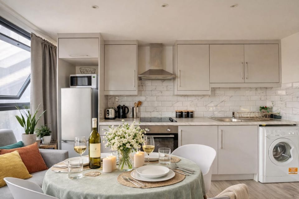 Coffee/tea facilities, Kitchen or kitchenette, Food and drinks, Seating area, Dining area, Food, oven, stove, toaster