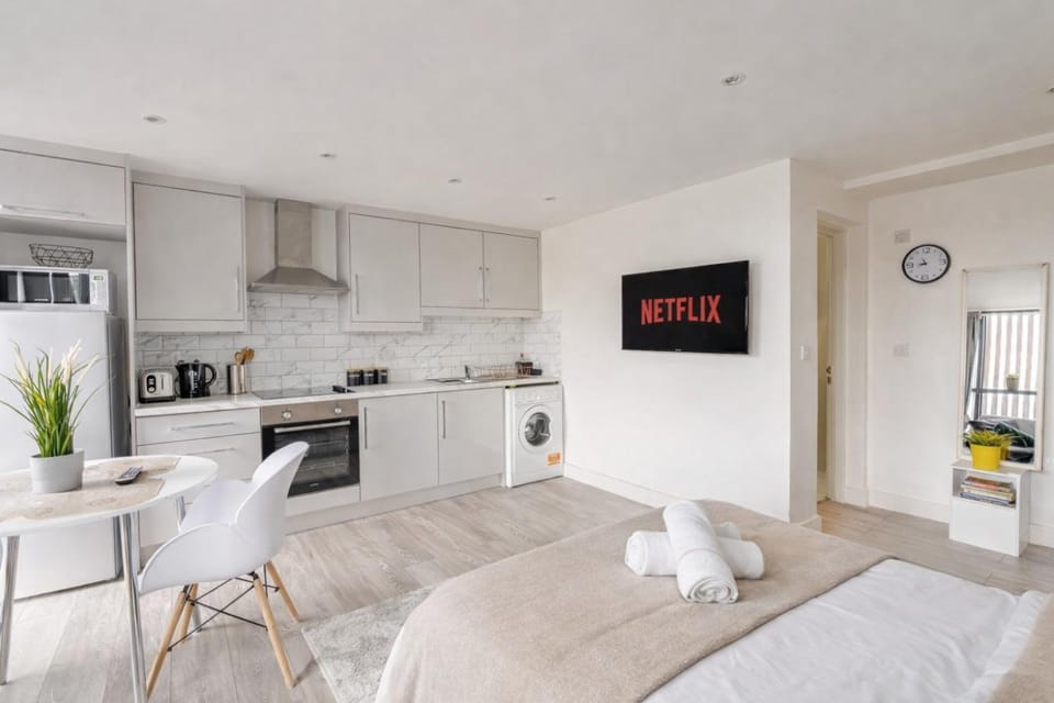 Kitchen or kitchenette, Dining area, oven, stove, toaster
