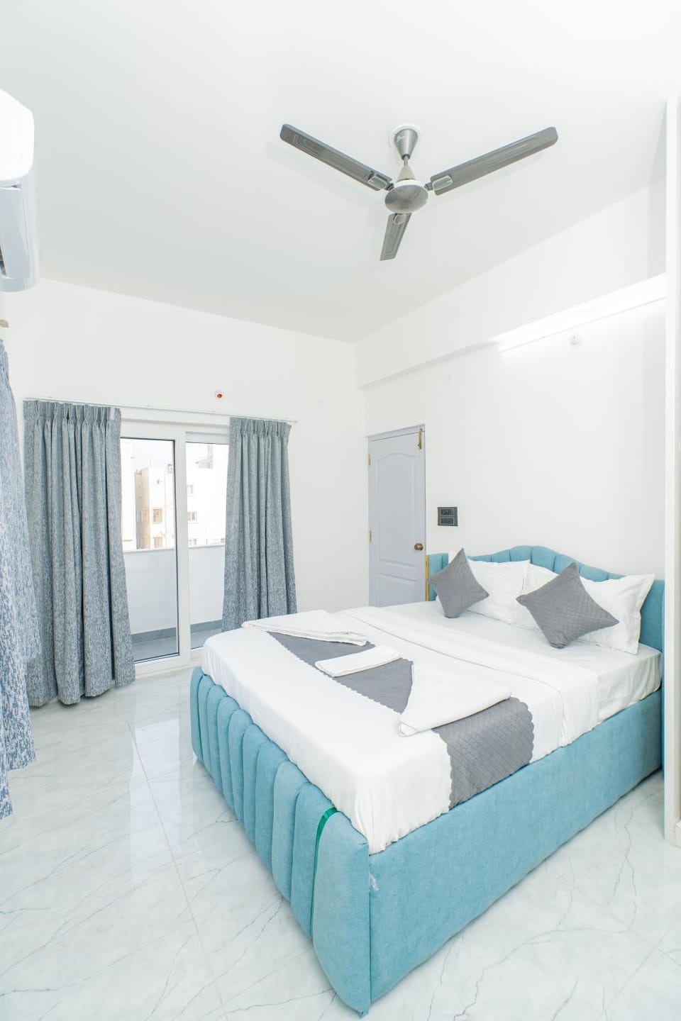 Photo of the whole room, Bedroom