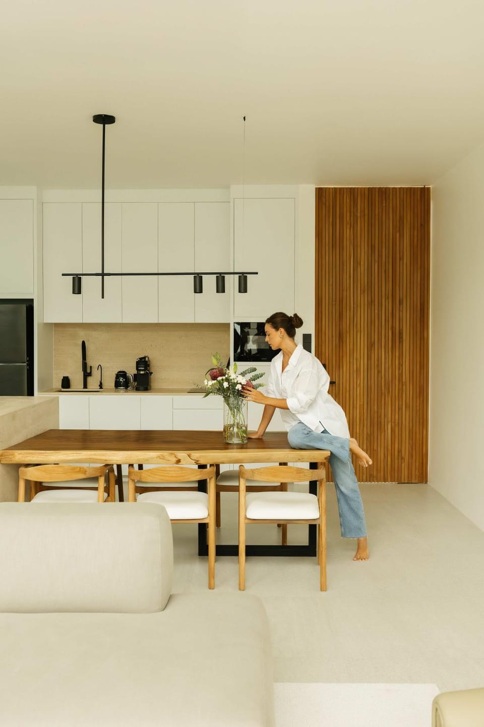 People, Kitchen or kitchenette, Seating area, Dining area, Guests