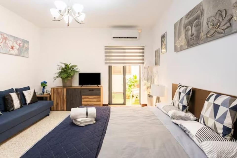 Malta Airport Bedroom with private shower - 18 min walking distance Bed and Breakfast in Malta