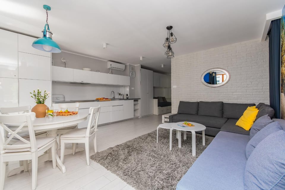 Kitchen or kitchenette, Living room, Seating area, Dining area