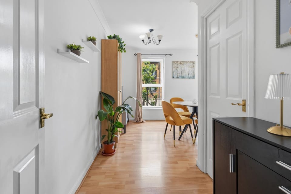 Living room, Dining area, internet