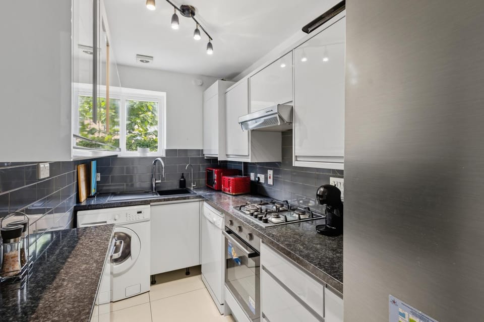 Kitchen or kitchenette, oven, kitchen
