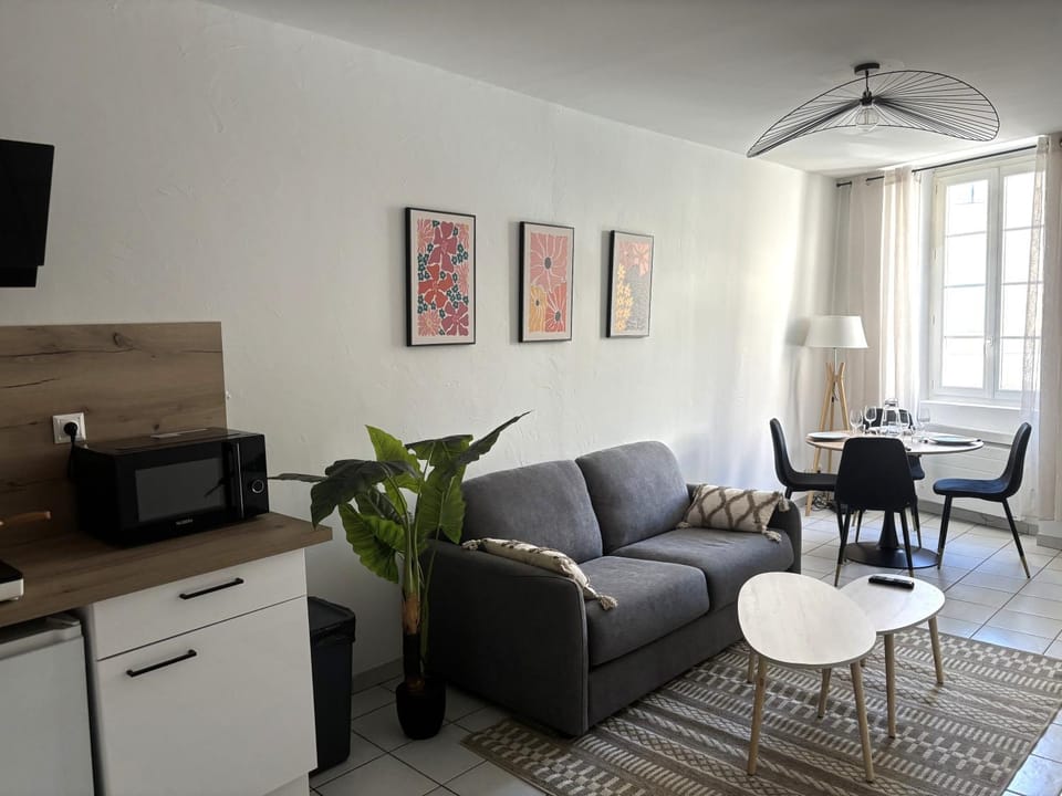 TV and multimedia, Kitchen or kitchenette, Living room, Seating area, Dining area