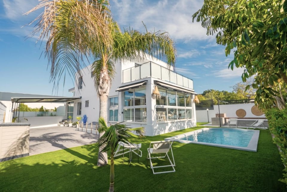 Facade/entrance, BBQ facilities, Garden, Swimming pool, sunbed