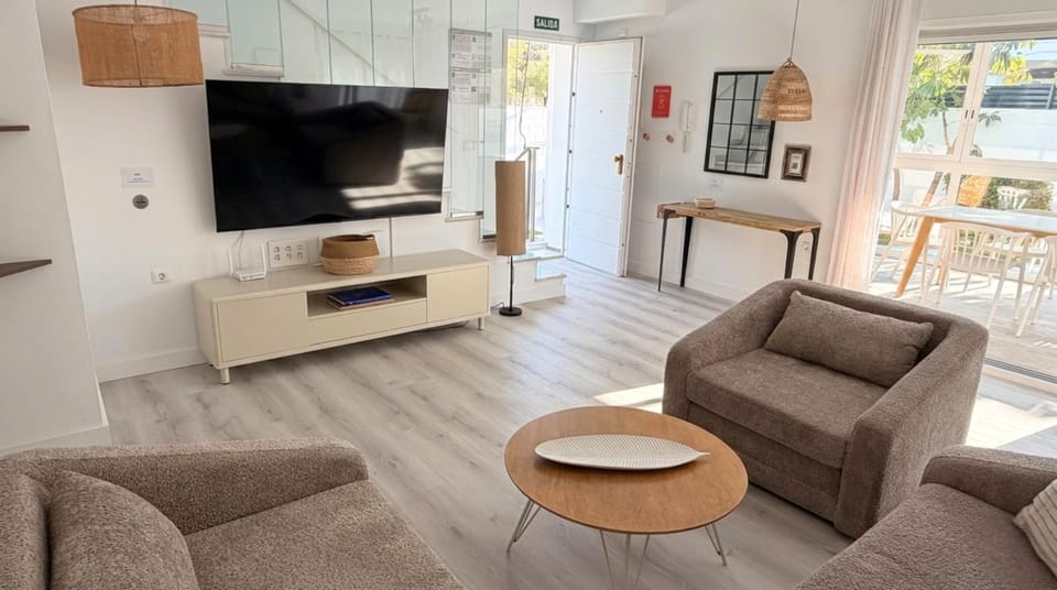 TV and multimedia, Living room, Dining area, air conditioner, air conditioner