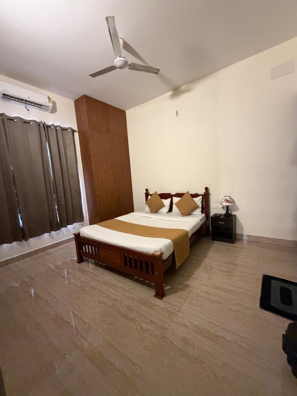 Bed, Photo of the whole room, Bedroom, fireplace, air conditioner
