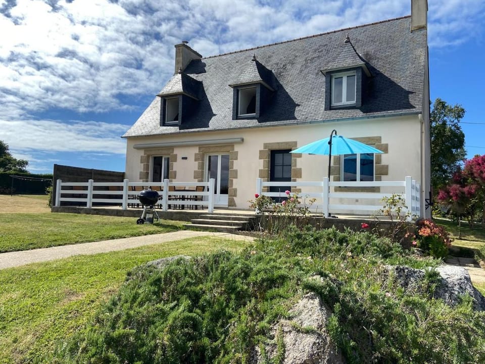 Villa 6 chambres proche plages tous commerces à pieds Spacieuse & Lumineuse orientée Sud à 700 m de la Baie du Kernic et du Casino Partouch Dans la charmante petite ville de Plouescat, quartier calme, tous commerces à pieds restaurants, bars, boulangerie Villa in Finistere