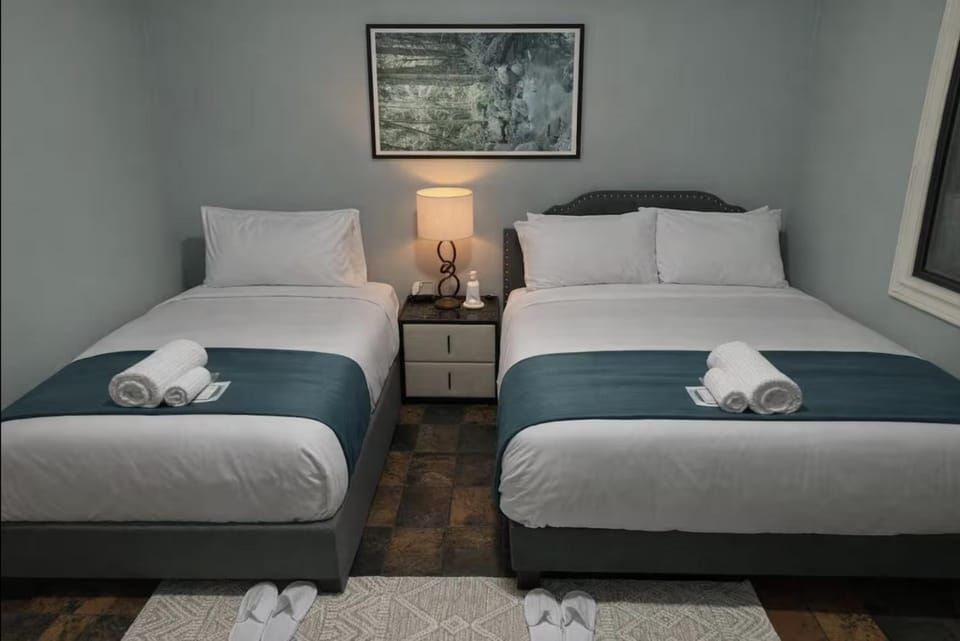 Bed, Bedroom, towels