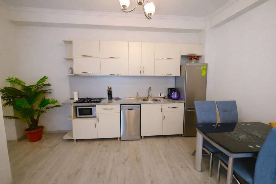 Coffee/tea facilities, Kitchen or kitchenette, Living room, Dining area, dishwasher, minibar, oven, stove, toaster