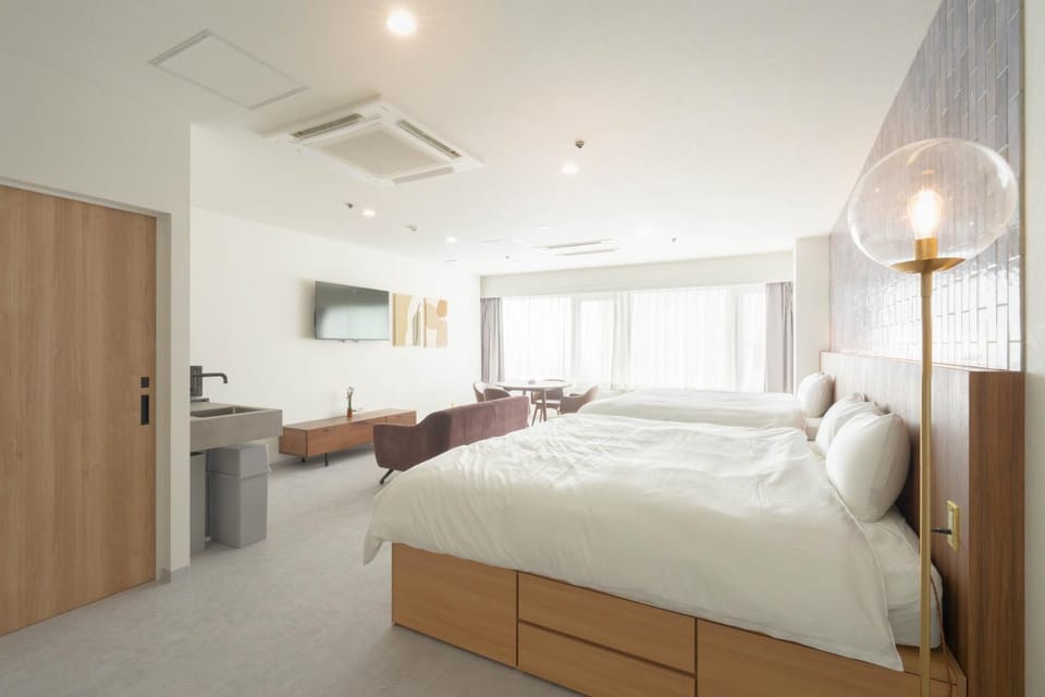 Bed, TV and multimedia, Living room, Photo of the whole room, air conditioner