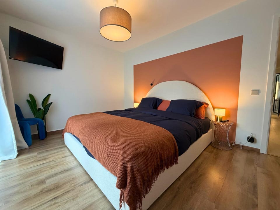 Bed, TV and multimedia, Photo of the whole room, Bedroom