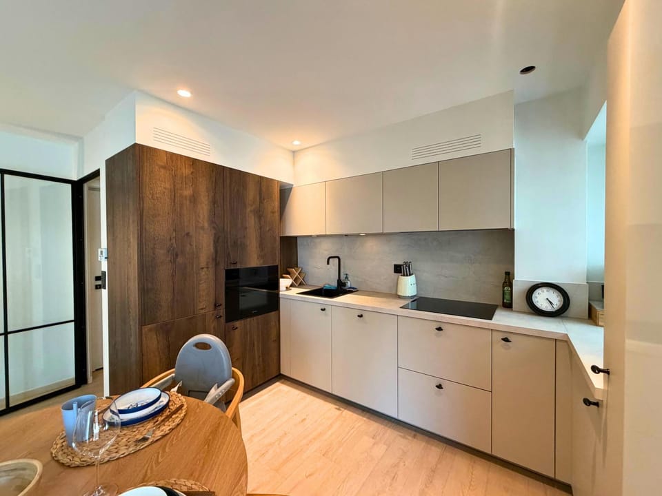 Kitchen or kitchenette, Dining area, minibar, stove