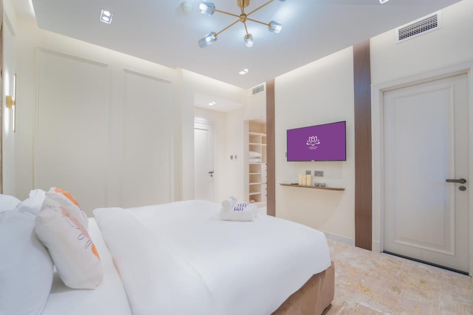 Bed, TV and multimedia, Photo of the whole room, Bedroom, fireplace, wardrobe