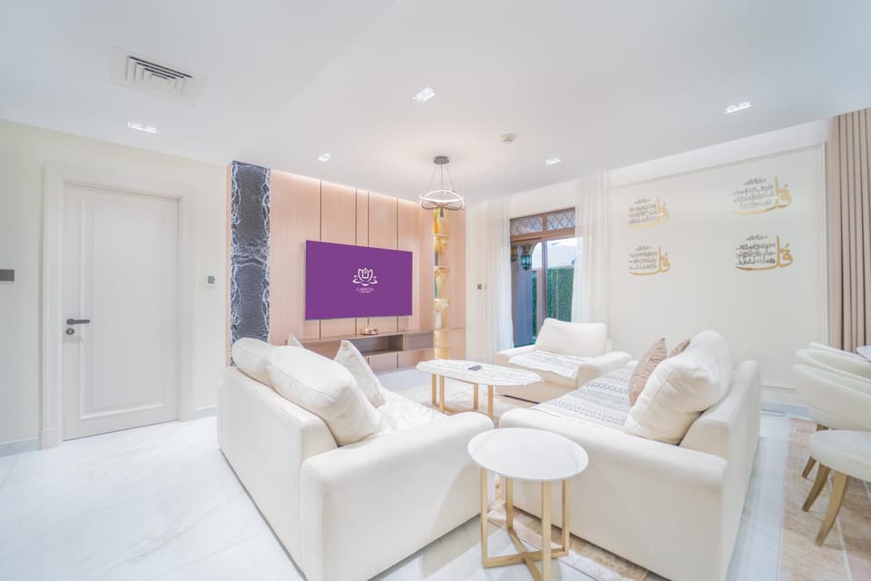 Bed, TV and multimedia, Living room, Photo of the whole room, Seating area, Bedroom, wardrobe