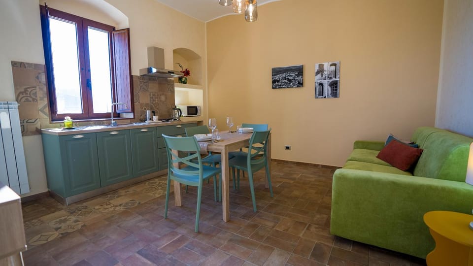 Kitchen or kitchenette, Seating area