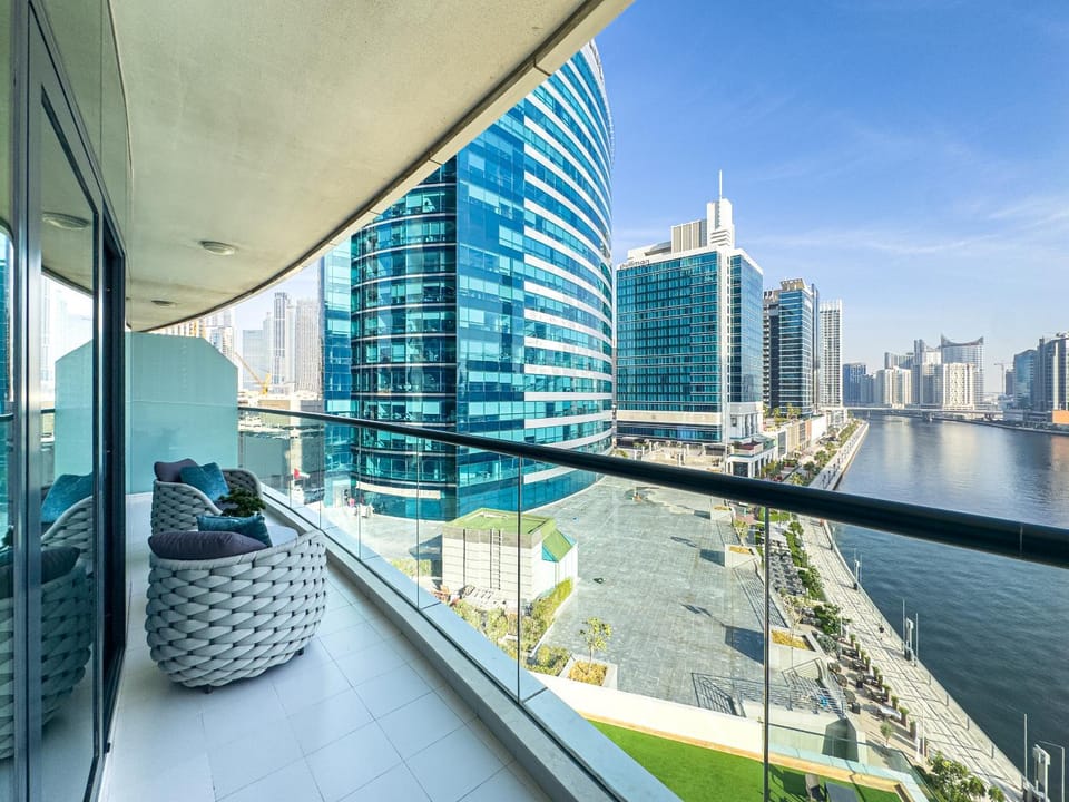 Ultra-Luxe Breathtaking Canal Views l Business Bay Apartment in Dubai