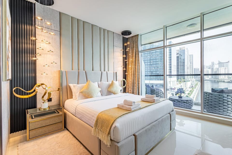 Ultra-Luxe Breathtaking Canal Views l Business Bay Apartment in Dubai