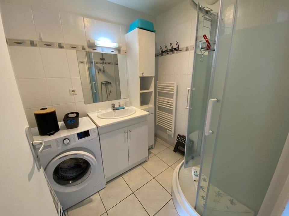 Shower, Bathroom, towels, washing machine