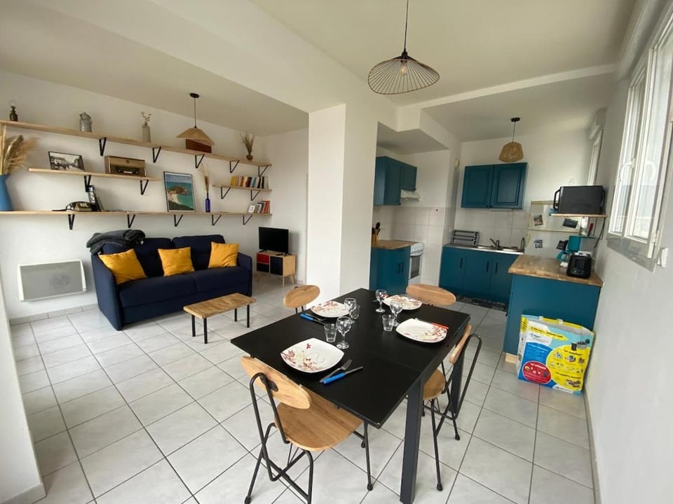 Seating area, Dining area, stove, kitchen