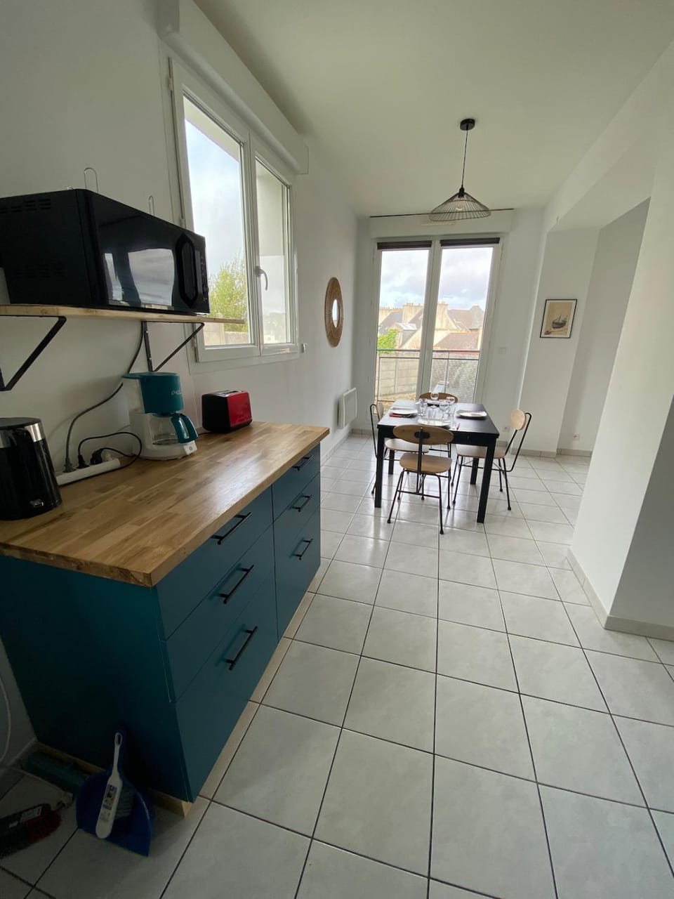 Coffee/tea facilities, Dining area, microwave, oven, stove, kitchen