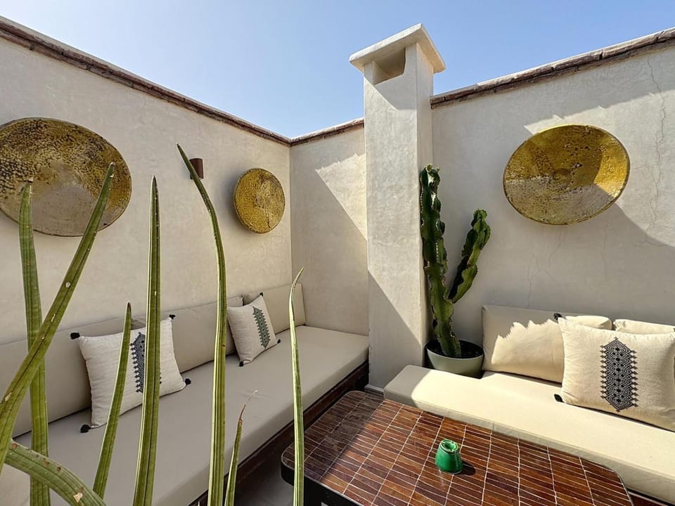 Riad chic & intimiste, piscine chauffée, ptit dej Riad in Marrakesh