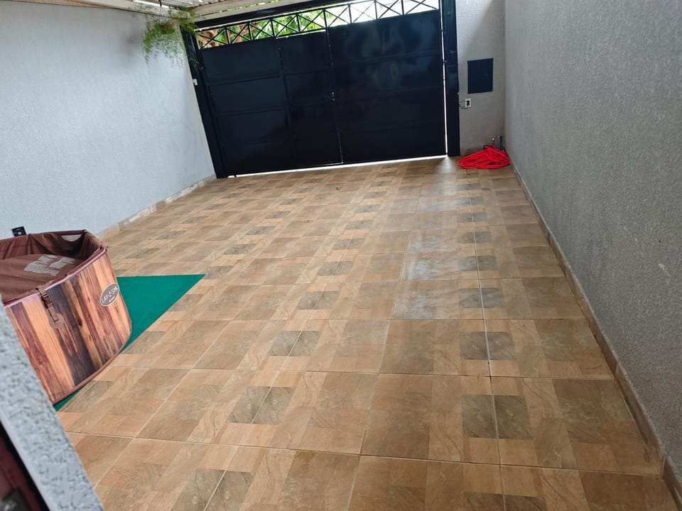 suite ampla em sobrado com ar e garagem Vacation rental in Cascavel