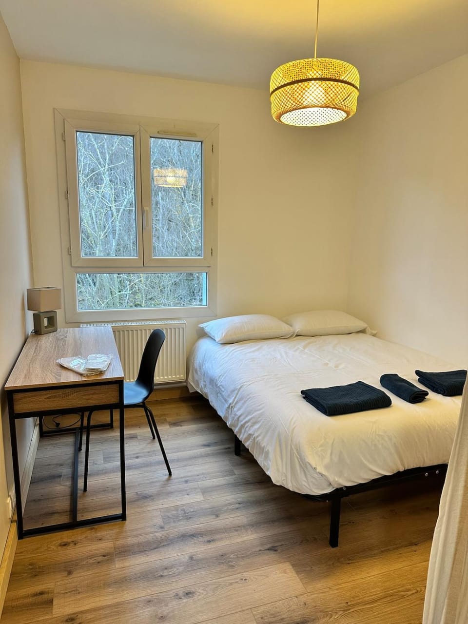 Brand-new 3BR Balcony Desks Parking A450 Apartment in Auvergne-Rhône-Alpes
