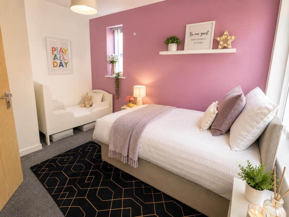 Flamingo Broughton Family & Contractors Nest House in Aylesbury Vale