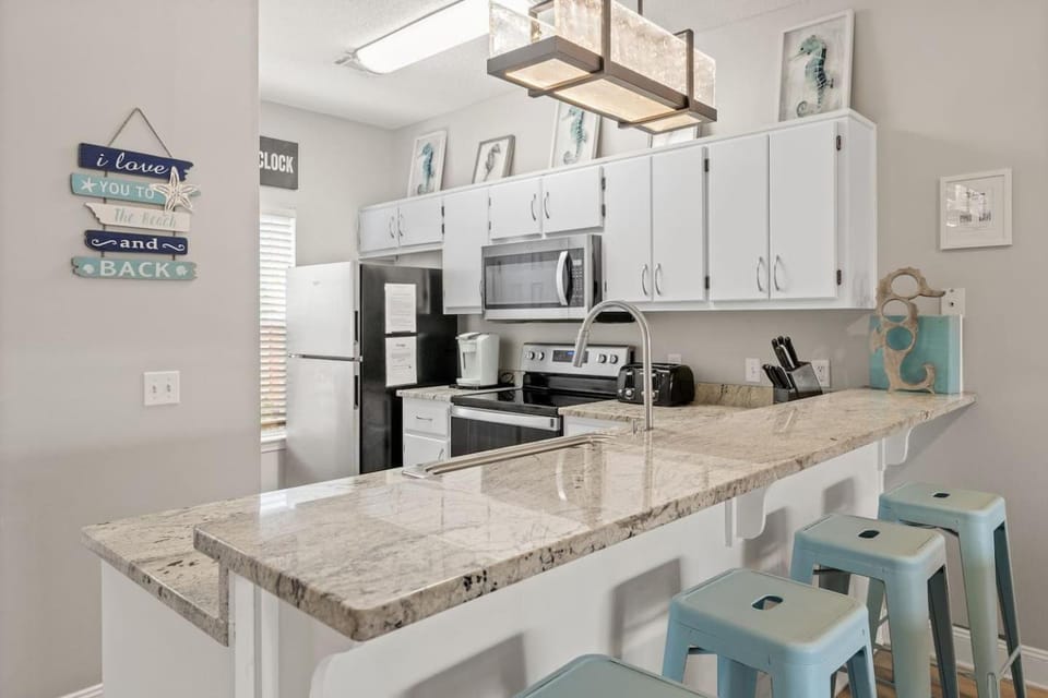 Steps from pool, 5-minute walk to the beach! House in Miramar Beach