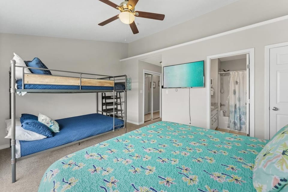 Steps from pool, 5-minute walk to the beach! House in Miramar Beach