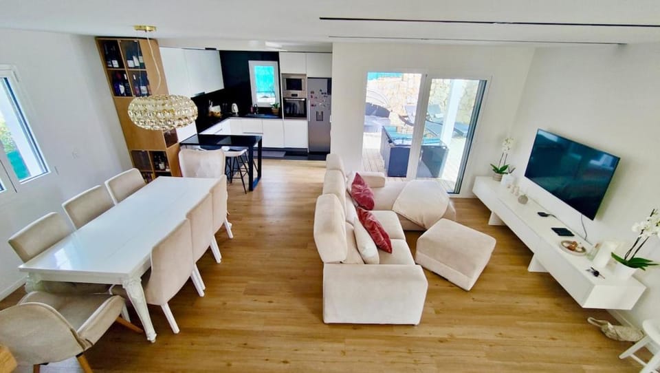 Communal lounge/ TV room, TV and multimedia, Kitchen or kitchenette, Living room, Dining area