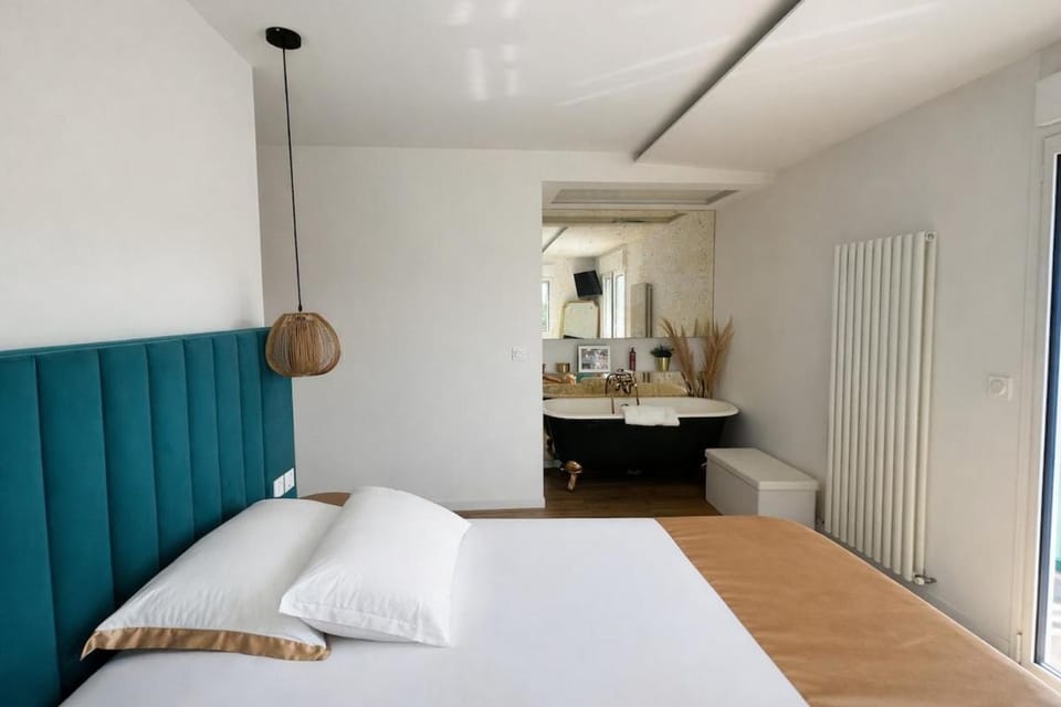 Bed, Bathroom, Photo of the whole room, Bedroom, towels