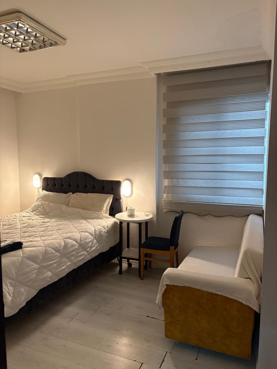 Bed, Living room, Photo of the whole room, Seating area, Bedroom