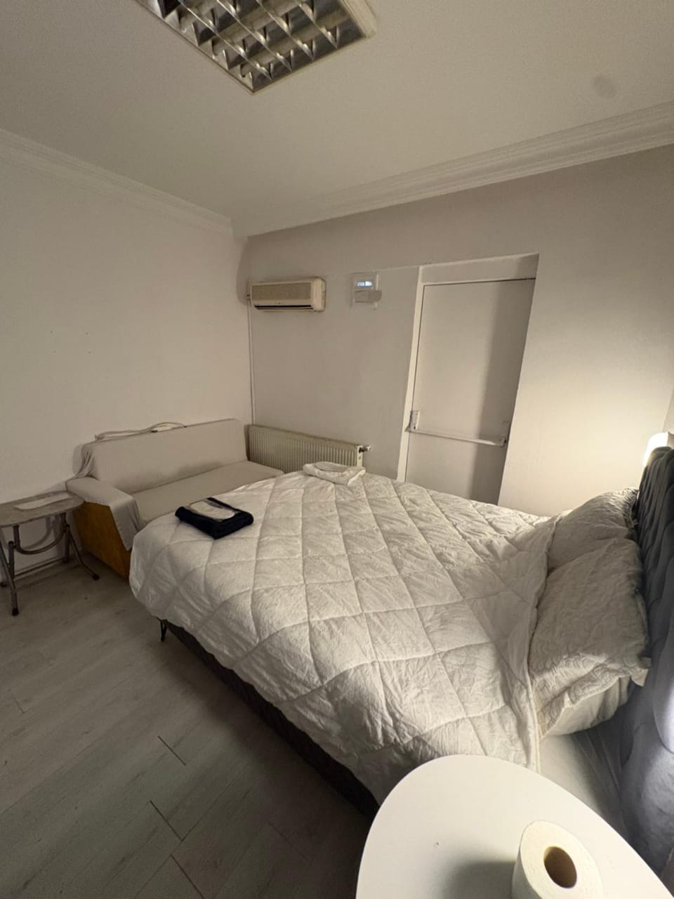 Bed, Living room, Photo of the whole room, Bedroom, air conditioner