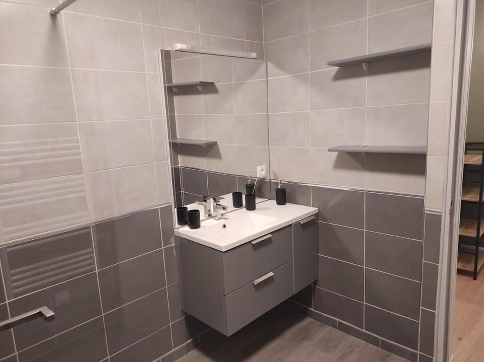 Saint Denis en bugey proche de la CNPE Appartement rénové en rez de chaussée Apartment in Auvergne-Rhône-Alpes