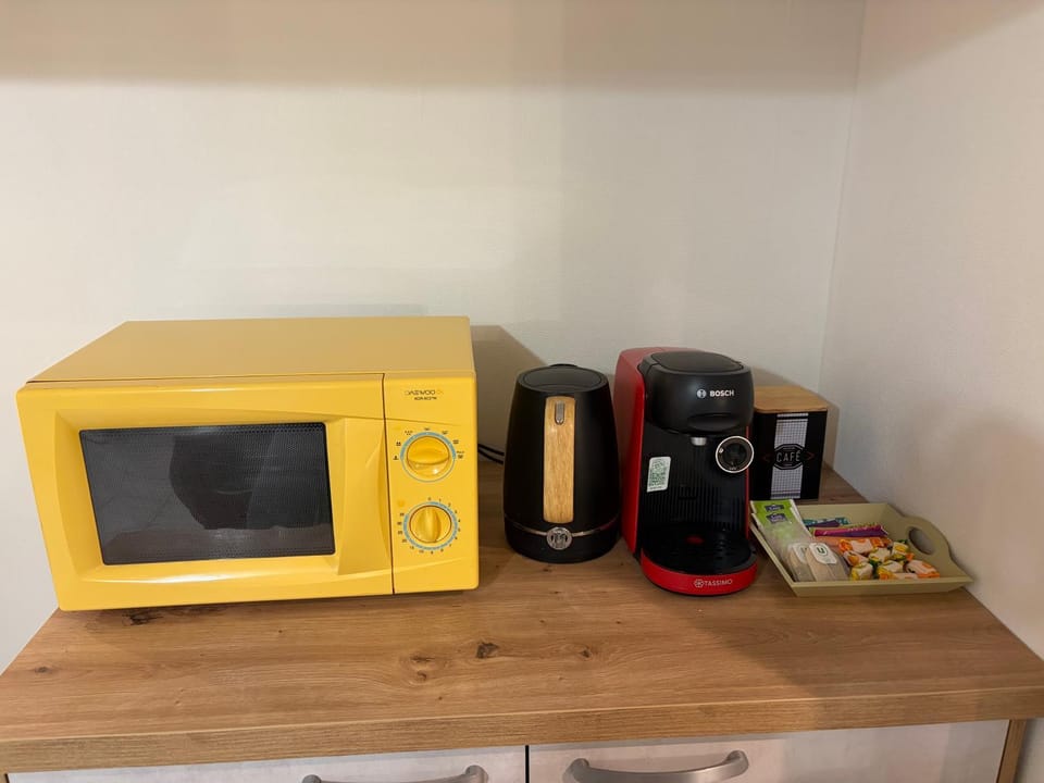 Coffee/tea facilities, microwave, kitchen