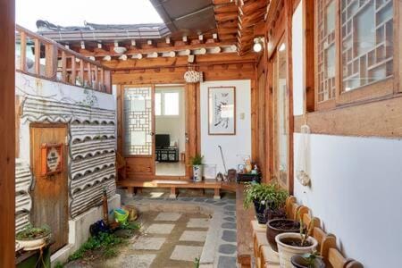 Inwoo Guesthouse Bed and Breakfast in Seoul