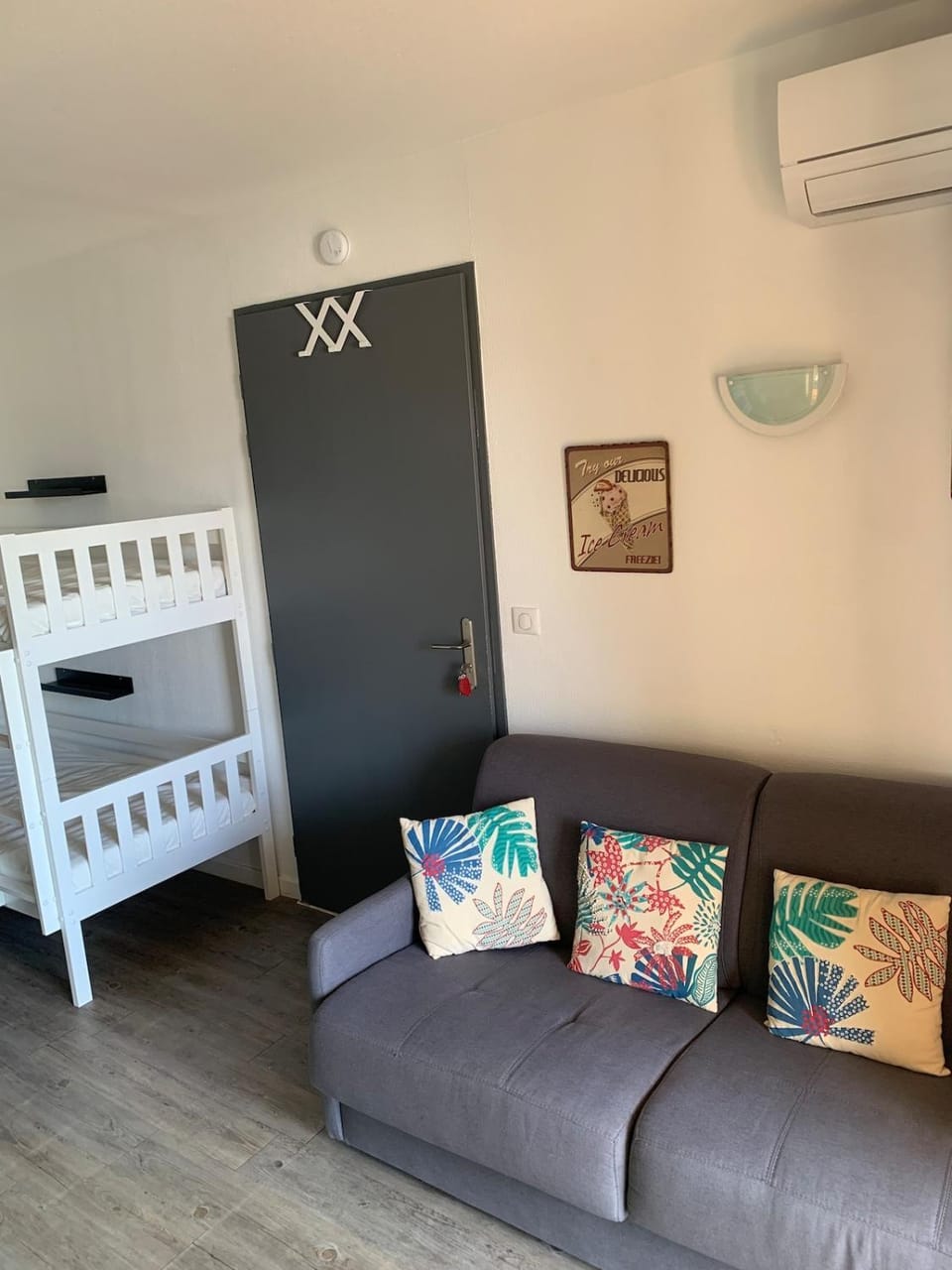 Studio climatisé centre-ville de La Londe-les-Maures Apartment in La Londe-les-Maures