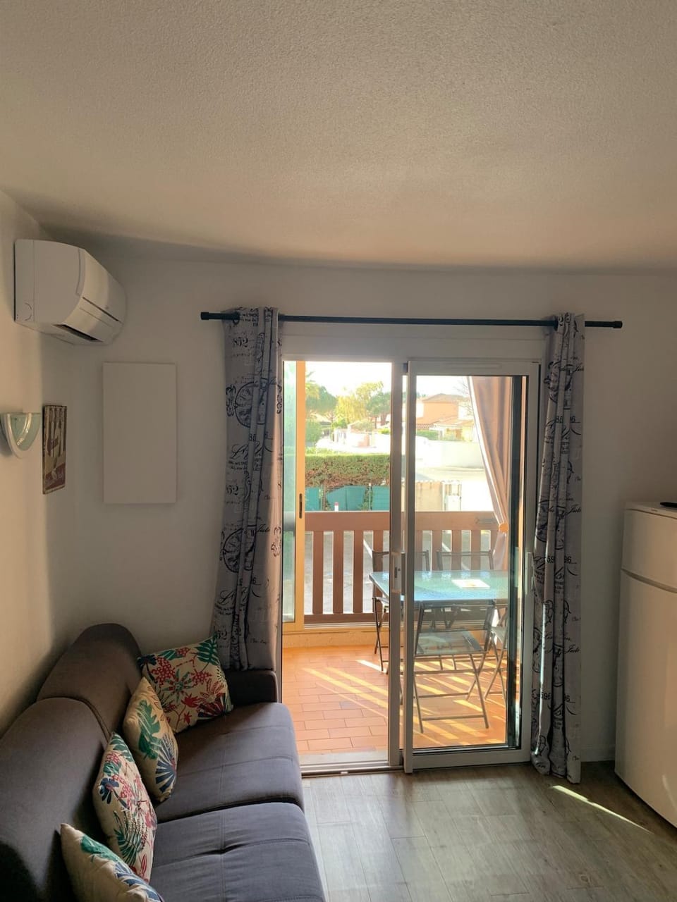 Studio climatisé centre-ville de La Londe-les-Maures Apartment in La Londe-les-Maures